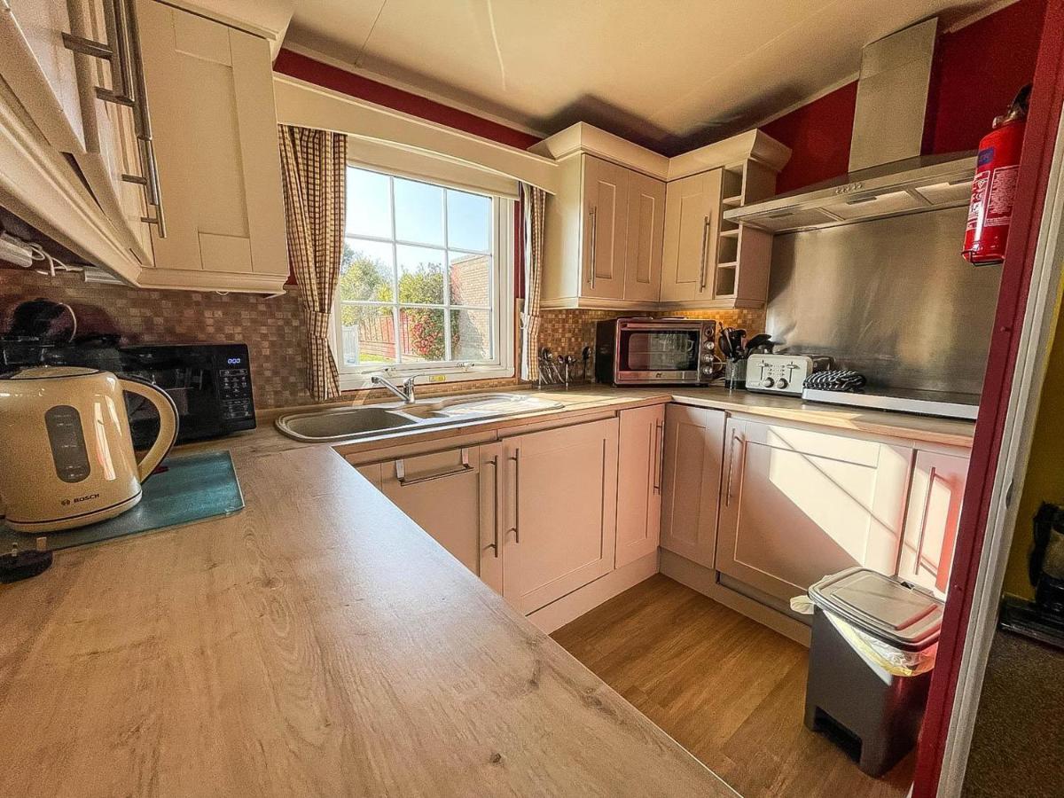 Superb Caravan With Decking Nearby Scratby Beach In Norfolk Ref 50030H Great Yarmouth Exterior photo