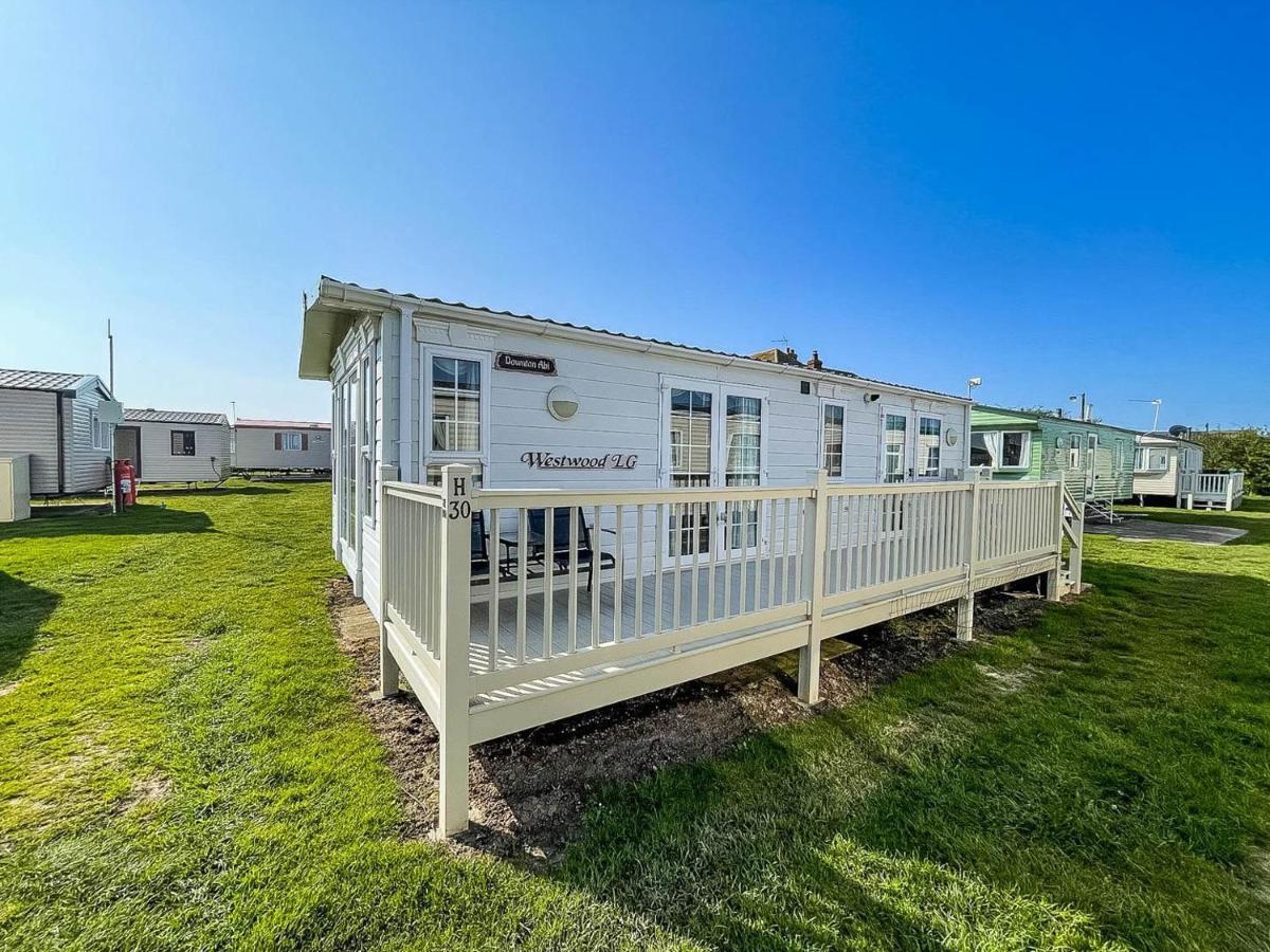 Superb Caravan With Decking Nearby Scratby Beach In Norfolk Ref 50030H Great Yarmouth Exterior photo