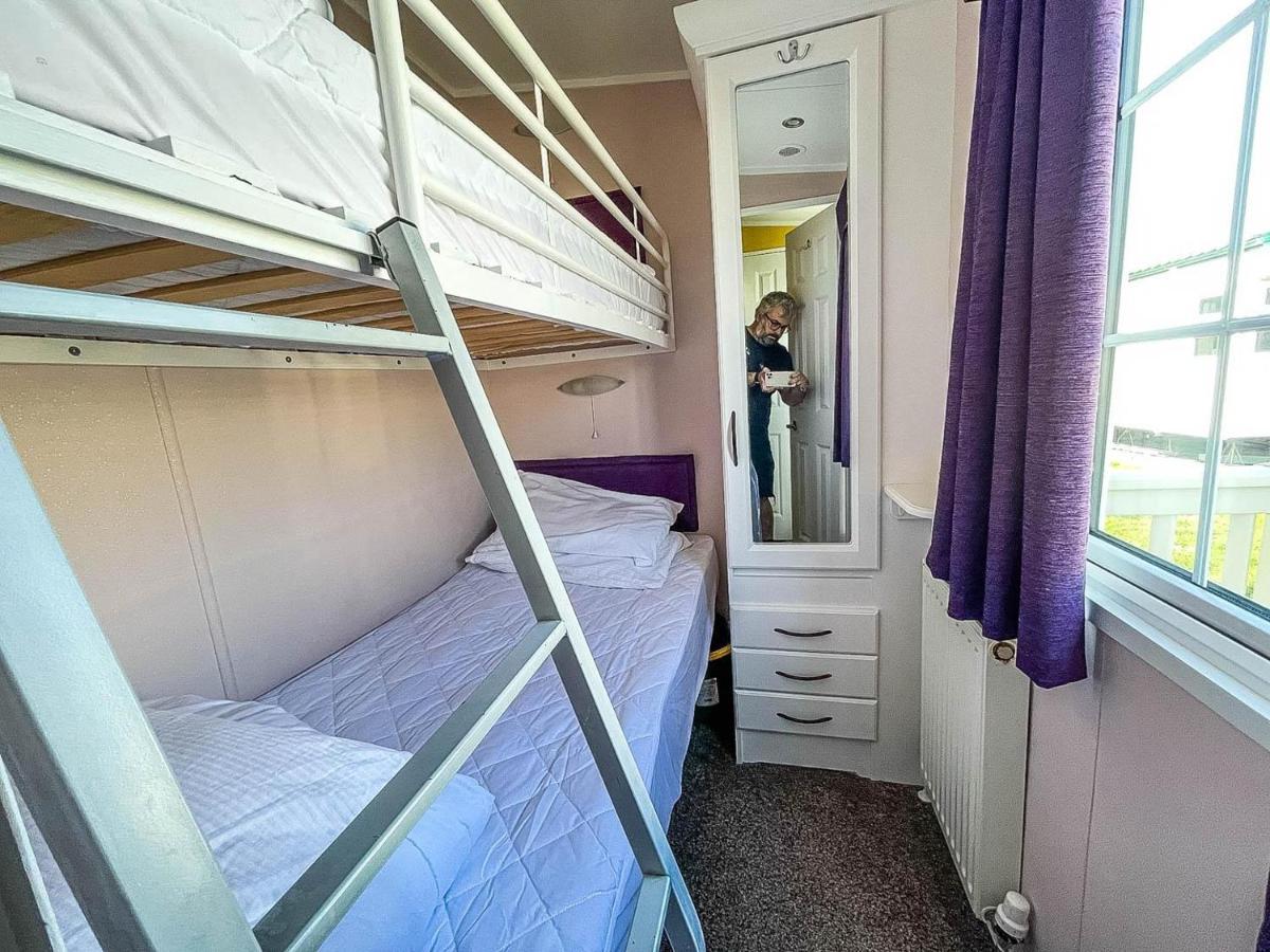 Superb Caravan With Decking Nearby Scratby Beach In Norfolk Ref 50030H Great Yarmouth Exterior photo