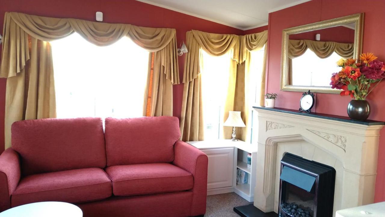 Superb Caravan With Decking Nearby Scratby Beach In Norfolk Ref 50030H Great Yarmouth Room photo