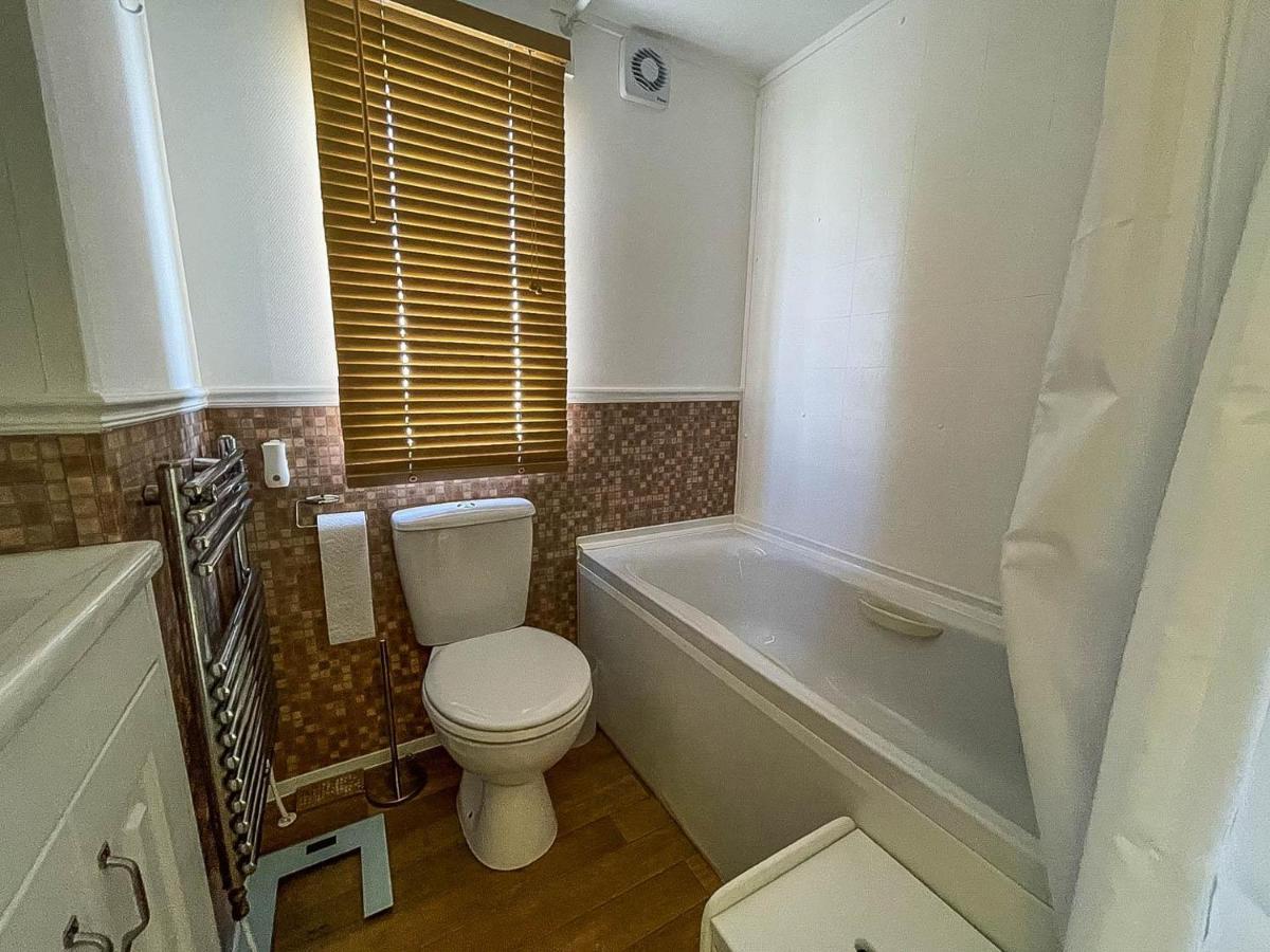 Superb Caravan With Decking Nearby Scratby Beach In Norfolk Ref 50030H Great Yarmouth Exterior photo